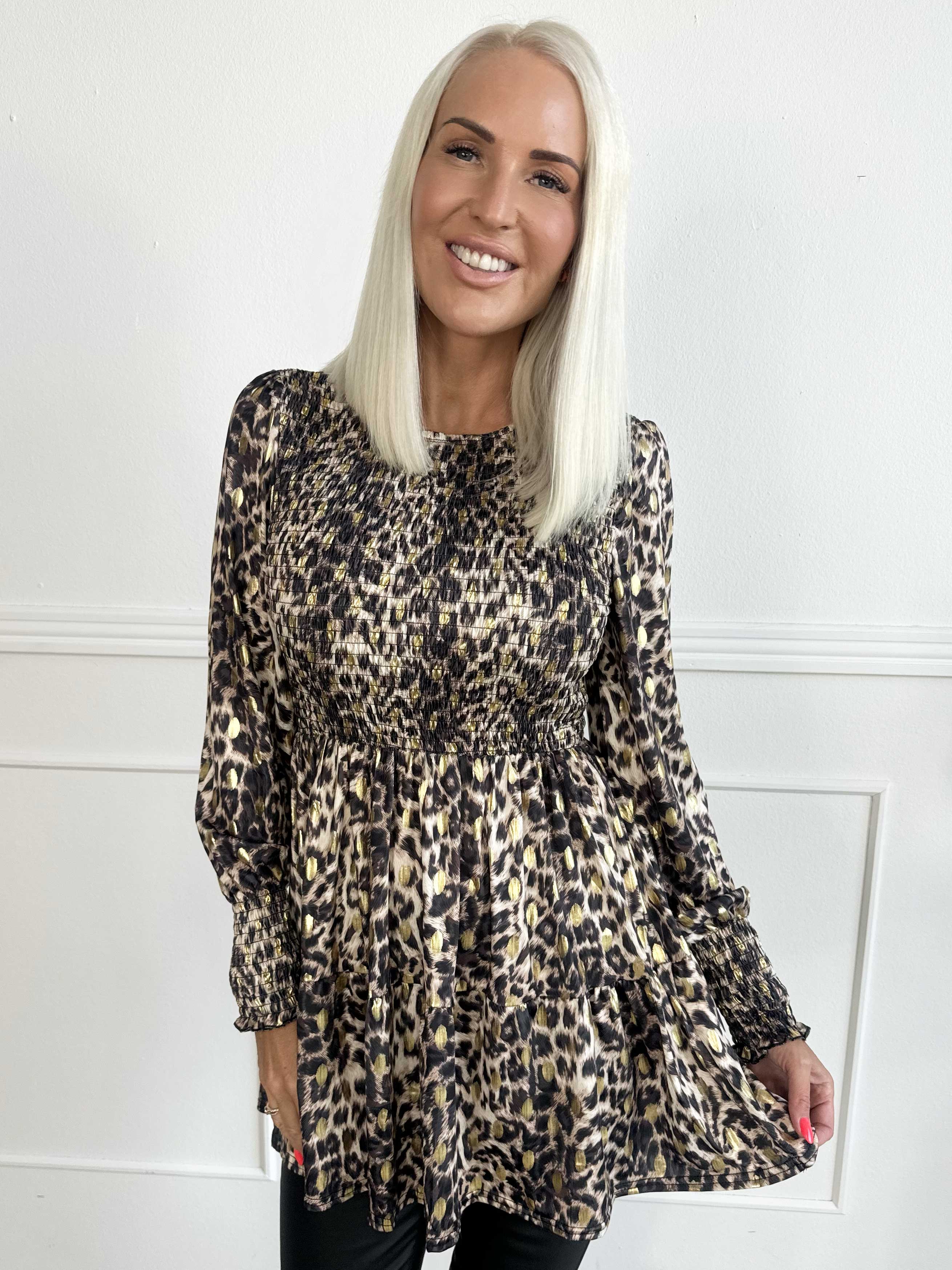 Kelly Animal Shirt - Elastisk blus med smock över bröstet